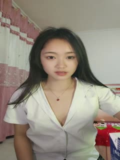 看着很嫩的小野猫，丝袜诱惑跟狼友互动撩骚，逼逼毛有点多，逼里塞着跳蛋自慰阴蒂呻吟，听狼友指挥各种发骚
